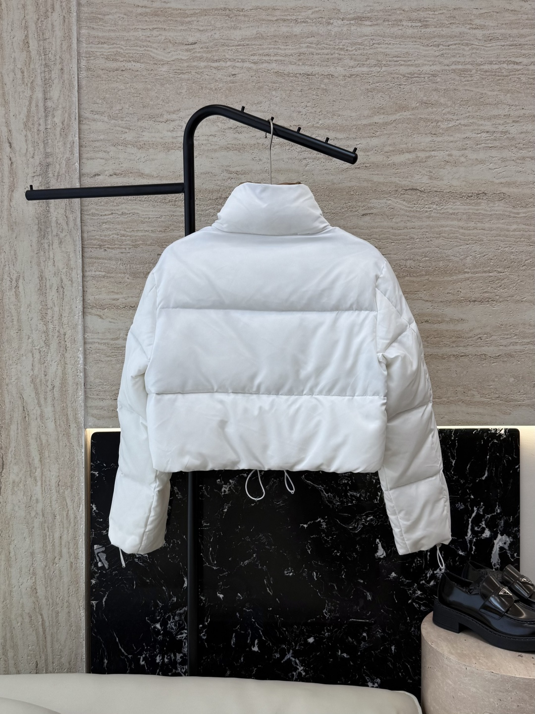 25038#新款羽绒服⚠️🌾 PR 普拉达 顶级版 三角标 立领短款 内金色 90% 白鸭绒 羽绒服 黑色 白色 36/