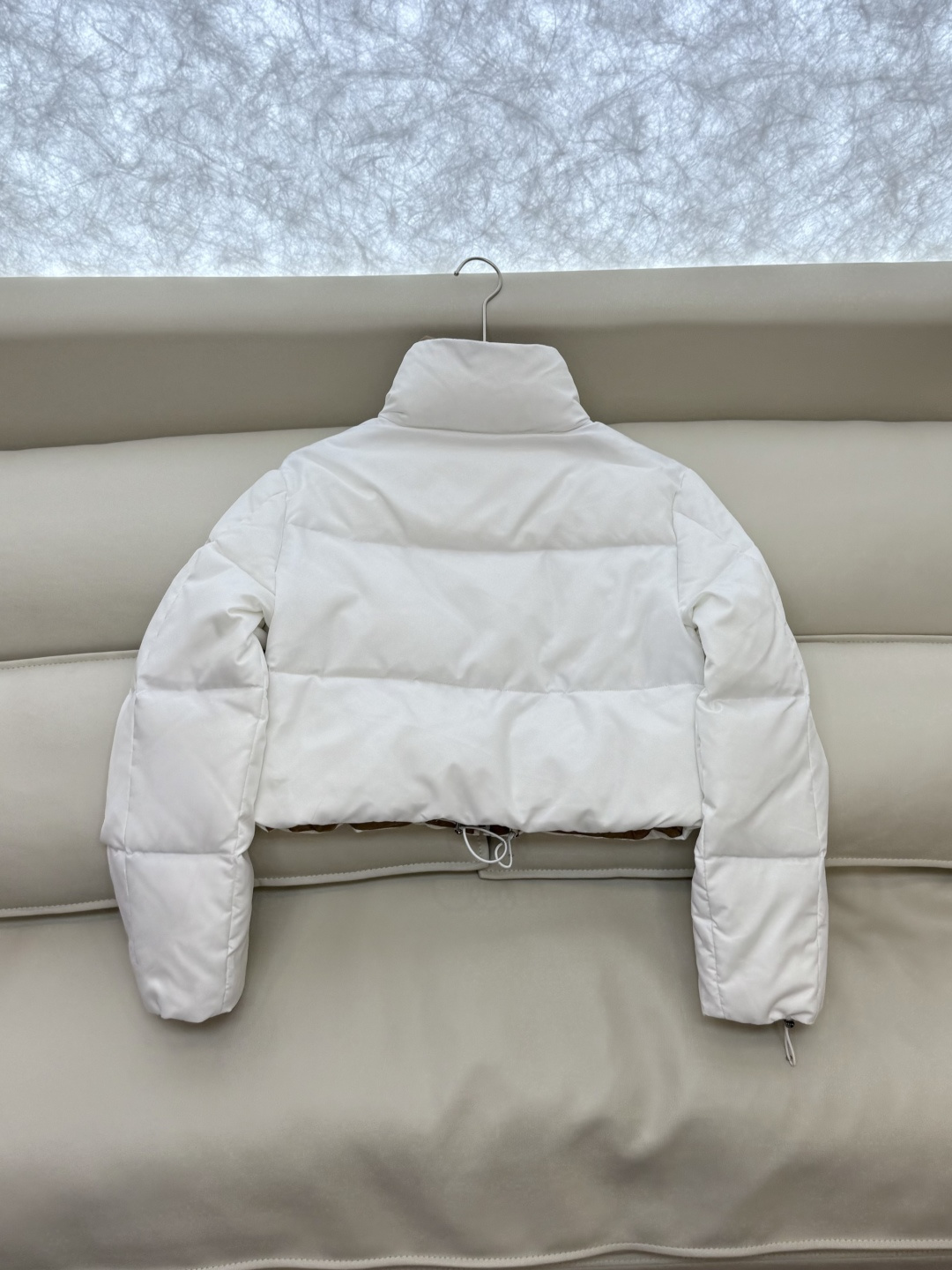 25038#新款羽绒服⚠️🌾 PR 普拉达 顶级版 三角标 立领短款 内金色 90% 白鸭绒 羽绒服 黑色 白色 36/