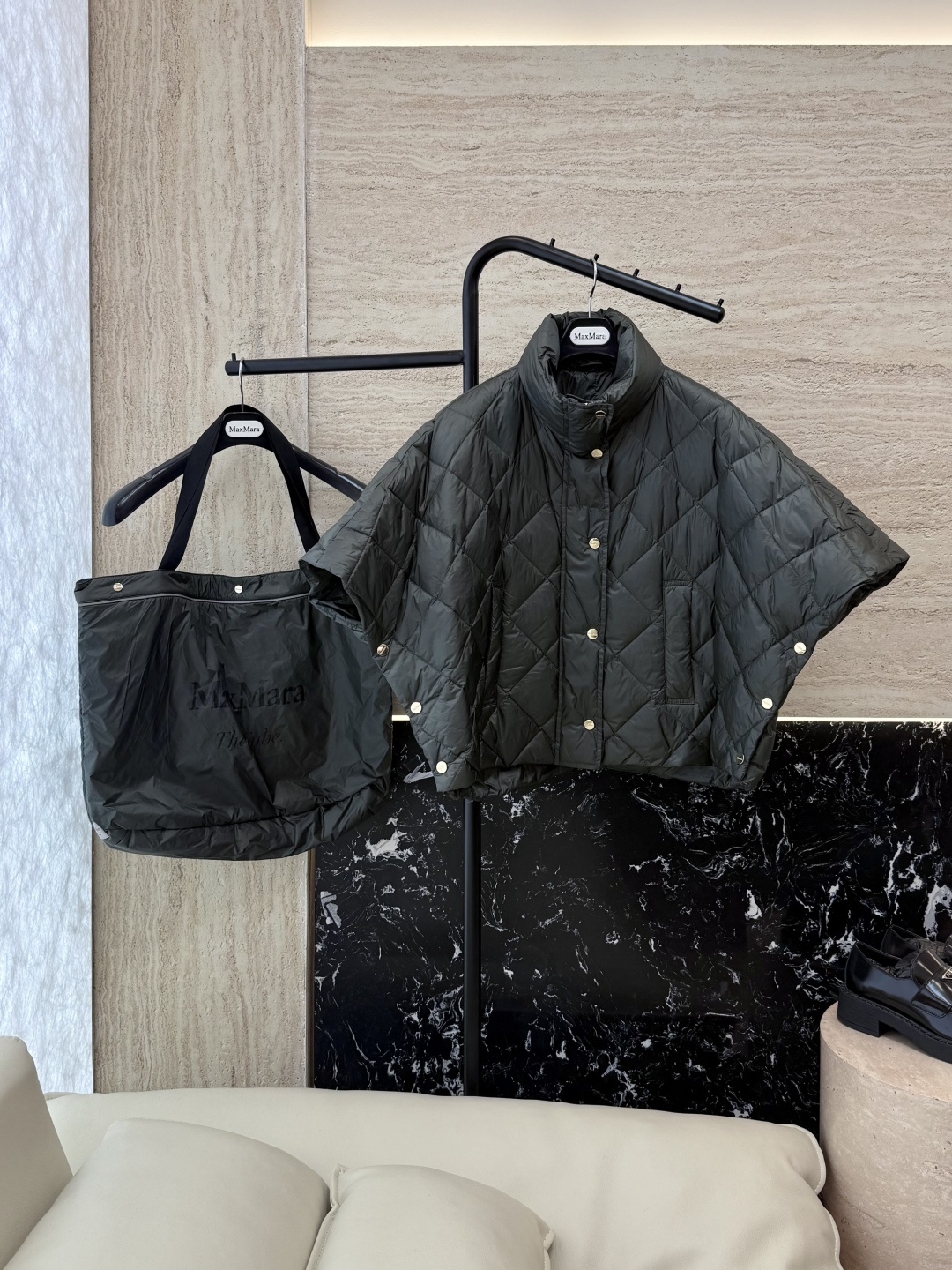 NO:547738,With dust bag M701# new down jacket Max mara top version 90 white goose down diamond grid stand collar cape down jacket black military green 38/40/42,,down jacket,alexander wang19860909配防尘袋M701#新款羽绒服 Max mara 顶级版 90 白鹅绒 菱形格立领 斗篷 羽绒服 黑色 军绿色 38/40/42,,down jacket,alexander wang,Women's clothing