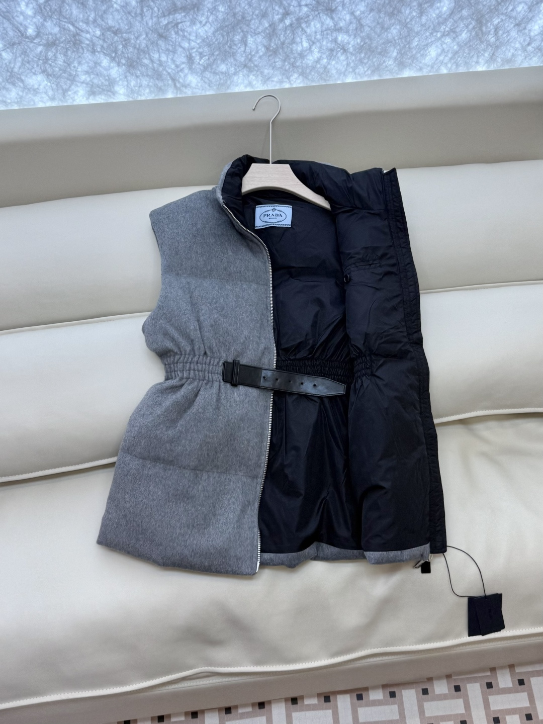 24052#新款羽绒服⚠️🌾 PR 三角标 立领拉链款 爆款 100%绵羊毛 90% 白鹅绒 羽绒马甲 灰色 黑色 SM