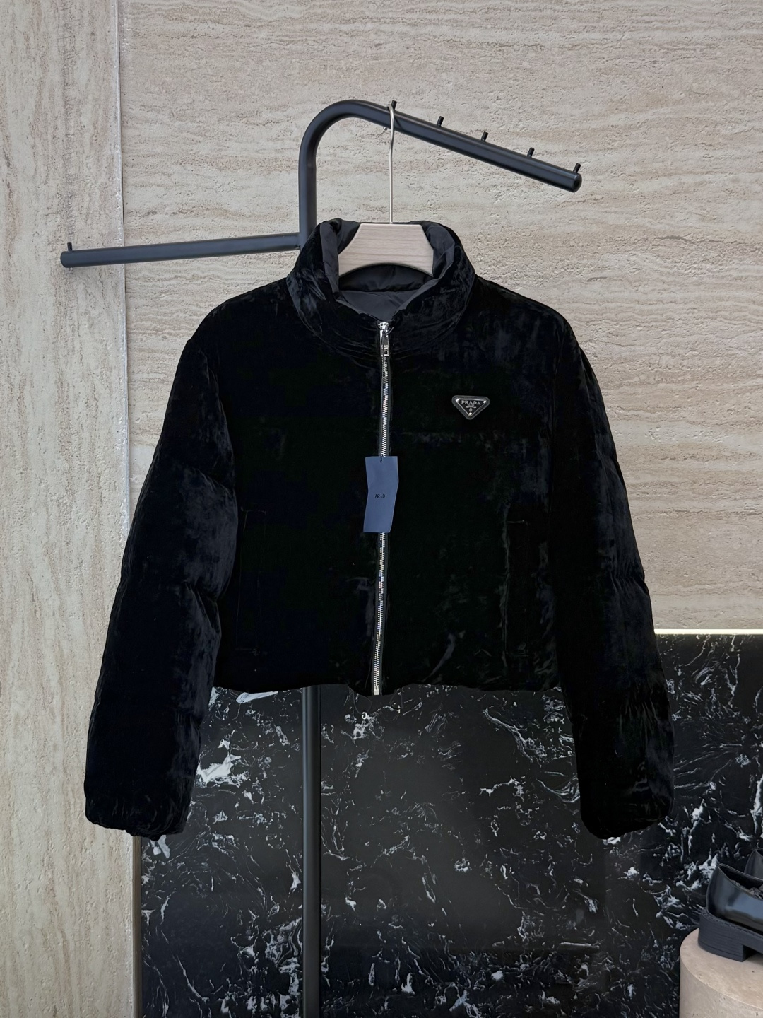 NO:547618,With dust bag 24070# new down jacket PR triangle logo short style real velvet 90 white goose down long sleeve down jacket black SML,,down jacket,real silk,alexander wang19860909配防尘袋24070#新款羽绒服 PR 三角标 短款 真丝绒 90白鹅绒 长袖羽绒服 黑色 SML,,down jacket,real silk,alexander wang,Women's clothing