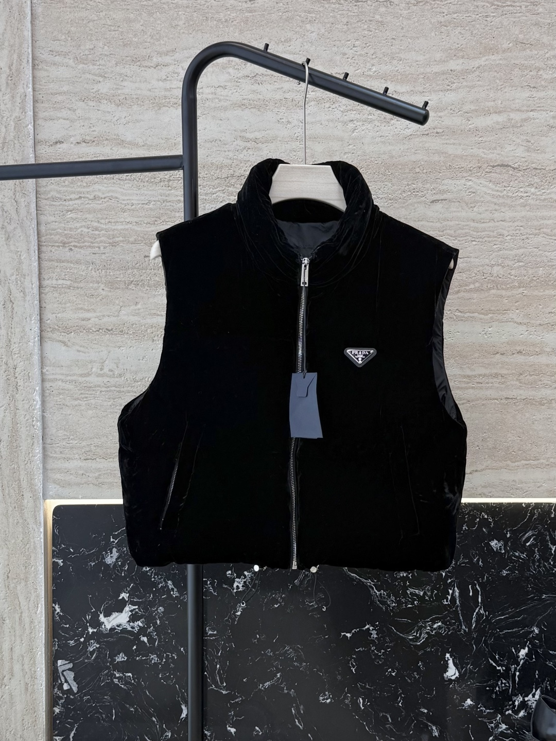 NO:547628,New down jacket with dust bag 24023# Prada triangle mark Short zipper velvet 90 white goose down vest down jacket Black SML, prada, down jacket, real silk, alexander wang19860909配防尘袋24023#新款羽绒服 Prada 三角标 短款 拉链式 真丝绒 90 白鹅绒 羽绒马甲 羽绒服 黑色 SML,,prada,down jacket,real silk,alexander wang,Women's clothing