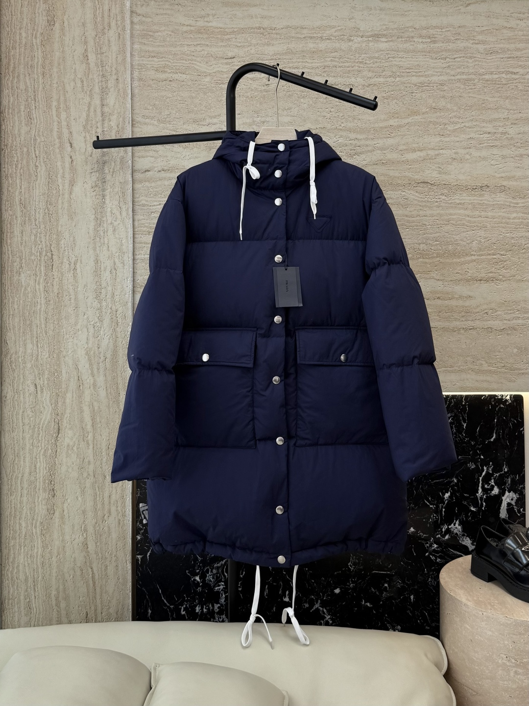 NO:566601,With dust bag 25040# new down jacket PR triangle logo top version loose long hooded 90 white duck down jacket navy blue white 36/38/40,,down jacket,hats,alexander wang19860909配防尘袋25040#新款羽绒服 PR 三角标 顶级版 宽松款 长款 带帽 90 白鸭绒 羽绒服 藏青色 白色 36/38/40,,down jacket,hats,alexander wang,Women's clothing