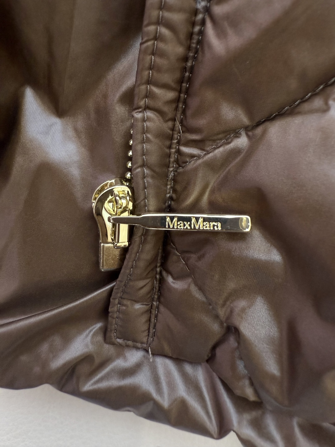 MX702#新款羽绒服⚠️🌾 max mara 配原包装 原标高定版 菱形格 羽绒马甲 90% 鹅绒羽绒服 黑色/红 MX702#新款羽绒服⚠️🌾 max mara 配原包装 原标高定版 菱形格 羽绒马甲 90% 鹅绒羽绒服 黑色/红
