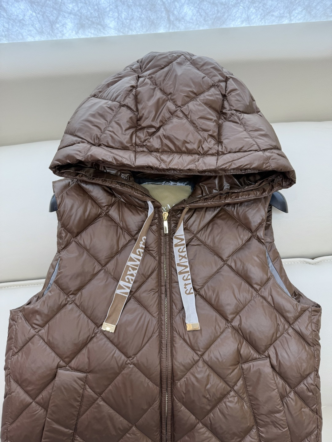 MX702#新款羽绒服⚠️🌾 max mara 配原包装 原标高定版 菱形格 羽绒马甲 90% 鹅绒羽绒服 黑色/红 MX702#新款羽绒服⚠️🌾 max mara 配原包装 原标高定版 菱形格 羽绒马甲 90% 鹅绒羽绒服 黑色/红