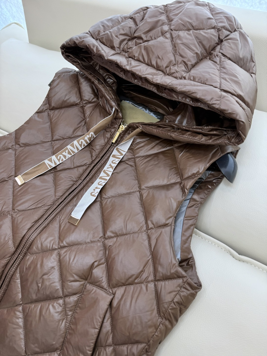 MX702#新款羽绒服⚠️🌾 max mara 配原包装 原标高定版 菱形格 羽绒马甲 90% 鹅绒羽绒服 黑色/红 MX702#新款羽绒服⚠️🌾 max mara 配原包装 原标高定版 菱形格 羽绒马甲 90% 鹅绒羽绒服 黑色/红
