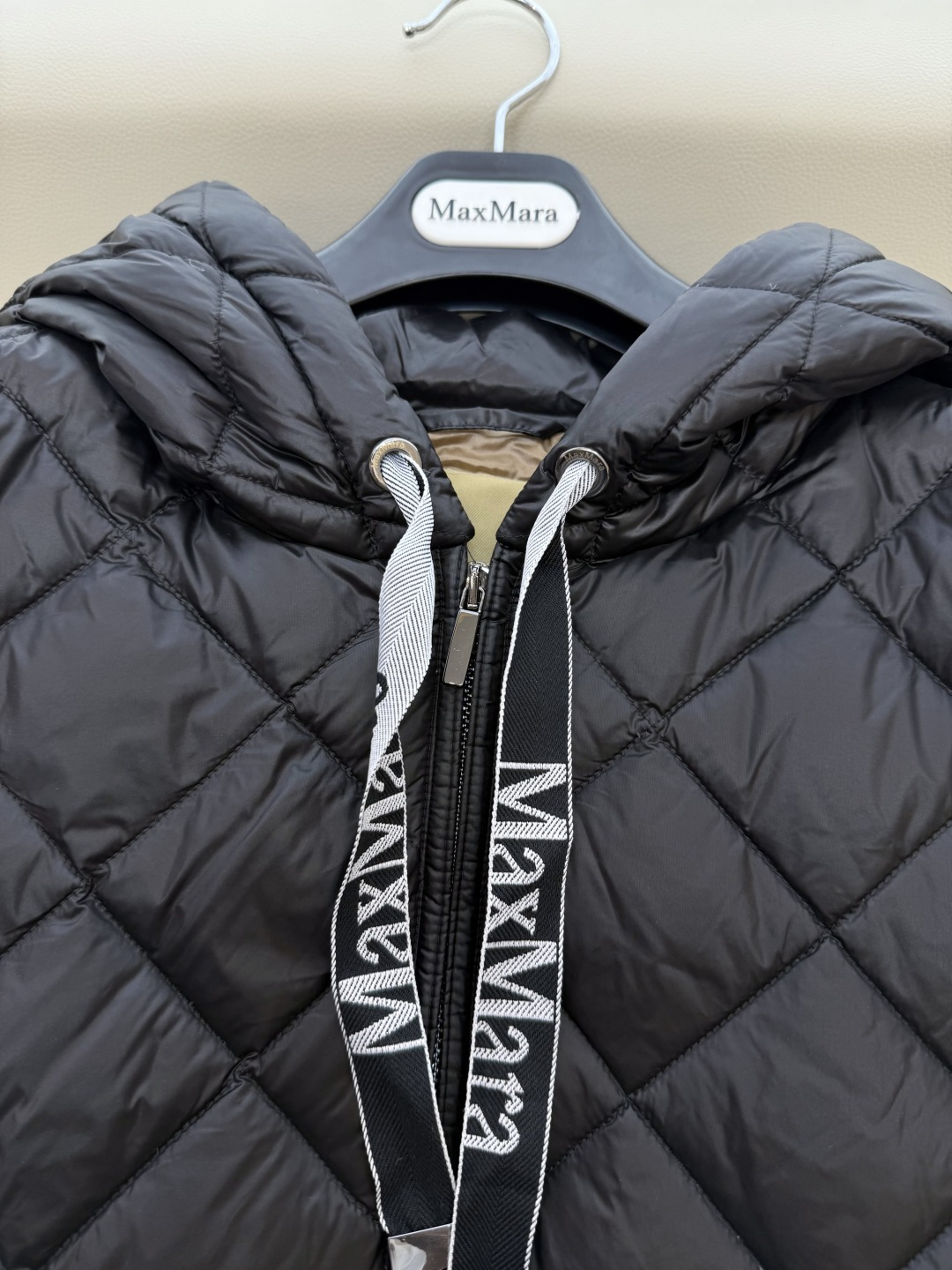 MX702#新款羽绒服⚠️🌾 max mara 配原包装 原标高定版 菱形格 羽绒马甲 90% 鹅绒羽绒服 黑色/红 MX702#新款羽绒服⚠️🌾 max mara 配原包装 原标高定版 菱形格 羽绒马甲 90% 鹅绒羽绒服 黑色/红