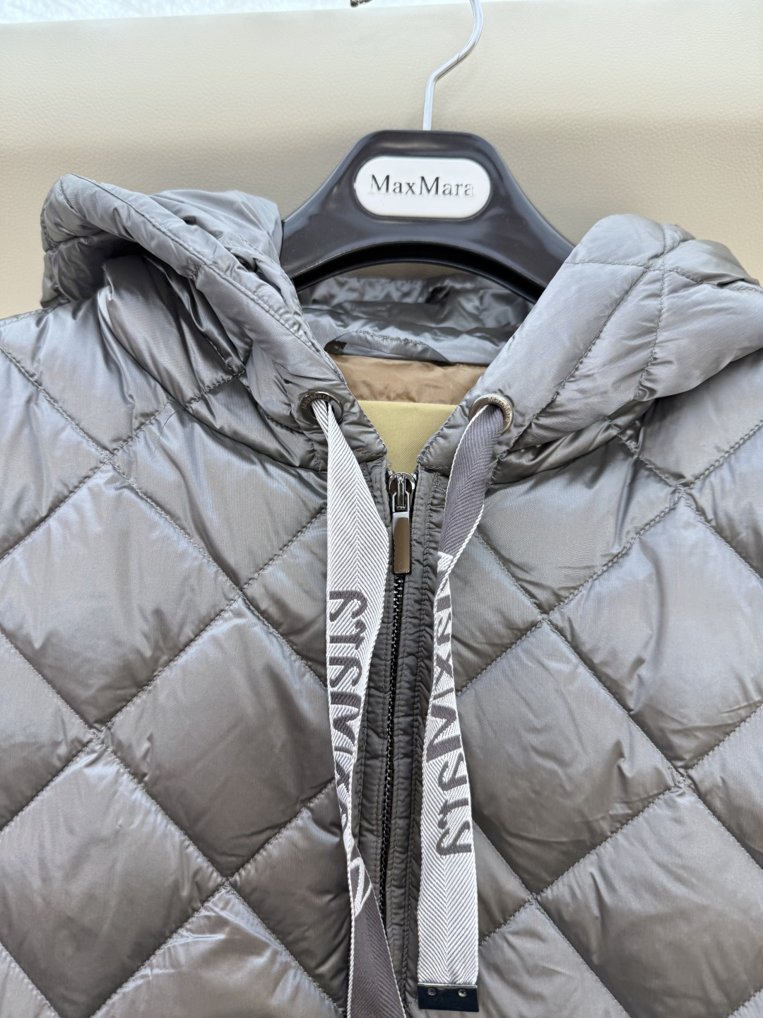 MX702#新款羽绒服⚠️🌾 max mara 配原包装 原标高定版 菱形格 羽绒马甲 90% 鹅绒羽绒服 黑色/红 MX702#新款羽绒服⚠️🌾 max mara 配原包装 原标高定版 菱形格 羽绒马甲 90% 鹅绒羽绒服 黑色/红