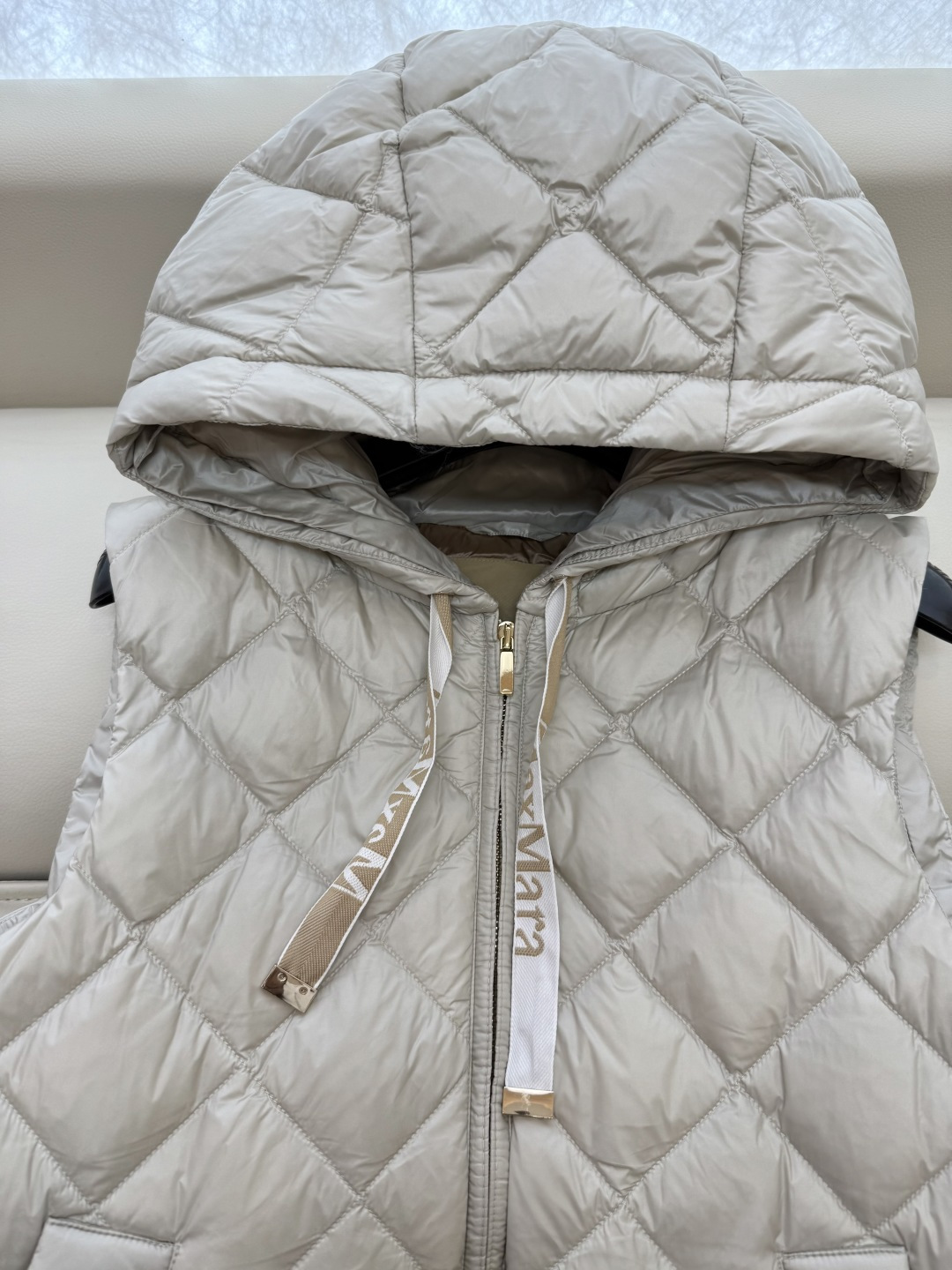 MX702#新款羽绒服⚠️🌾 max mara 配原包装 原标高定版 菱形格 羽绒马甲 90% 鹅绒羽绒服 黑色/红 MX702#新款羽绒服⚠️🌾 max mara 配原包装 原标高定版 菱形格 羽绒马甲 90% 鹅绒羽绒服 黑色/红
