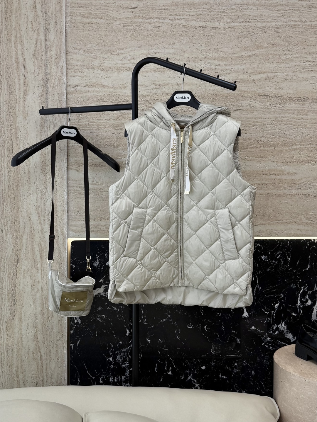 NO:566592,With dust bag MX702# new down jacket P max mara with original packaging original high-end version diamond check down vest 90 goose down jacket black/red brown/grey/off-white 38/40/42 size,,down jacket,alexander wang19860909配防尘袋MX702#新款羽绒服P max mara 配原包装 原标高定版 菱形格 羽绒马甲 90 鹅绒羽绒服 黑色/红棕色/灰色/米白色 38/40/42 码,,down jacket,alexander wang,Women's clothing