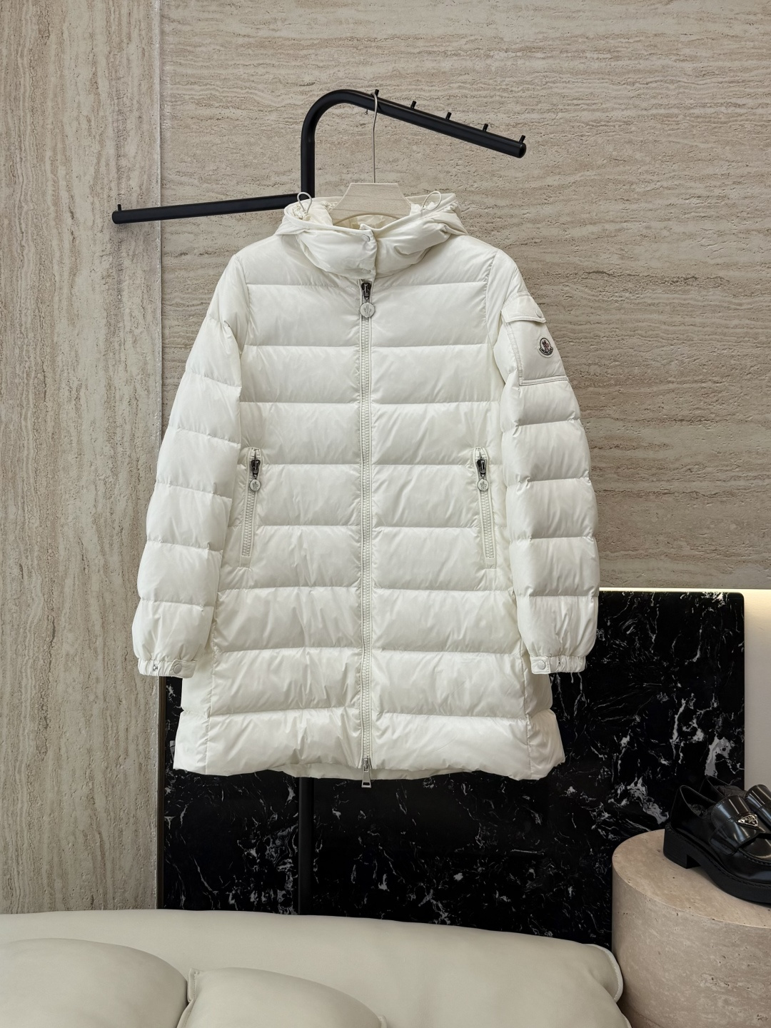 NO:566583,With dust bag M416# new down jacket Mon top version 90 white goose down latest drawstring design slimming down jacket black off-white 1/2/3 size, Moncler, down jacket, alexander wang19860909配防尘袋M416#新款羽绒服 Mon蒙口顶级版 90 白鹅绒 最新款 抽绳设计 显瘦 羽绒服 黑色 米白色 1/2/3码,,Moncler,down jacket,alexander wang,Women's clothing
