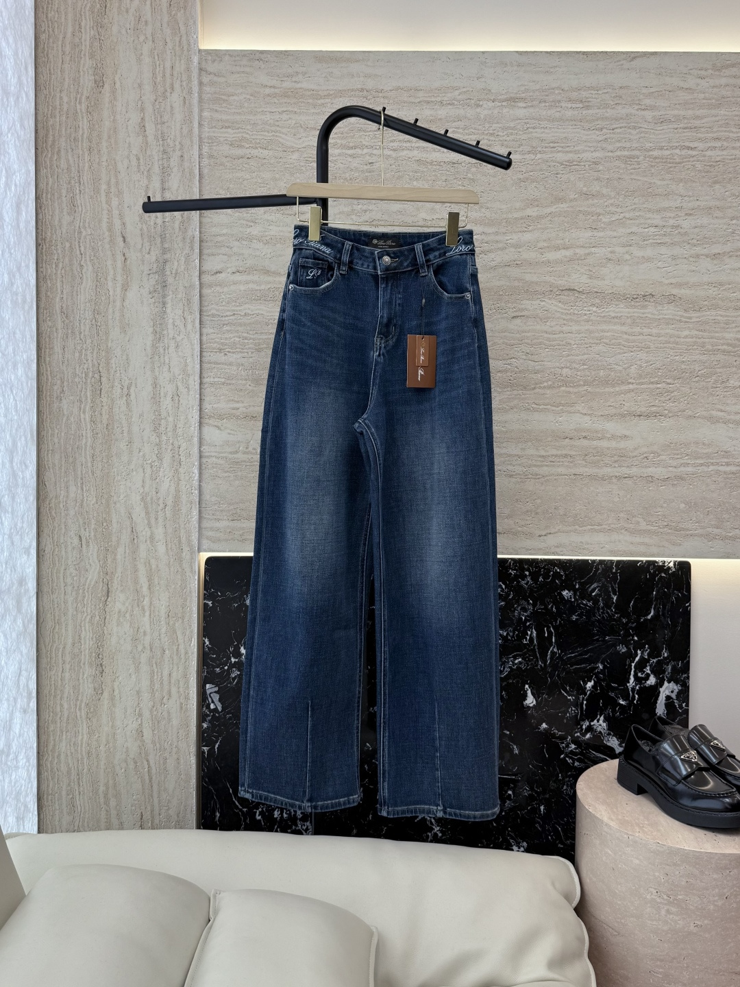 NO:568669,NZ014# new jeans LP super comfortable embroidered logo straight jeans 26/27/28/29,,loro piana,jeans,alexander wang19860909NZ014#新款牛仔裤 LP 超舒适 绣花款logo 直筒 牛仔裤 26/27/28/29,,loro piana,jeans,alexander wang,Women's clothing
