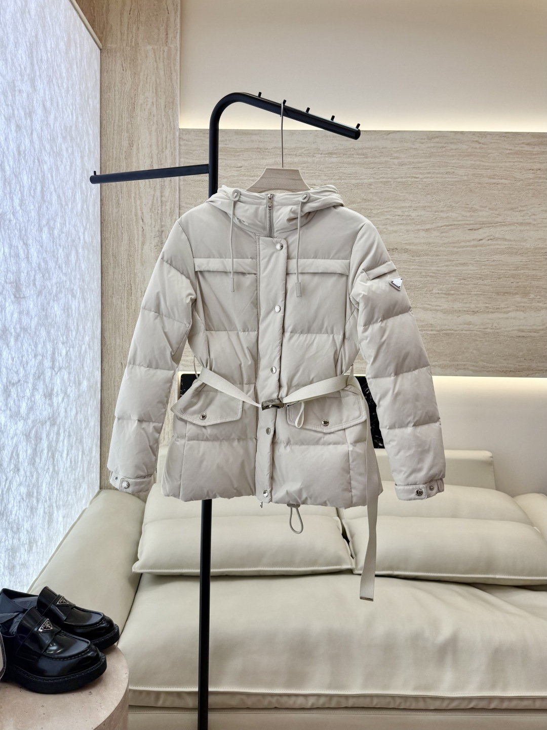 NO:570667,P-8516-1# New down jacket with dust bag Prada triangle standard with belt 90 white goose down short down jacket white khaki black 38-44,,prada,down jacket,alexander wang19860909P-8516-1#新款羽绒服 配防尘袋 Prada 三角标 配腰带 90白鹅绒 短款 羽绒服 白色 卡其色 黑色 38-44,,prada,down jacket,alexander wang,Women's clothing