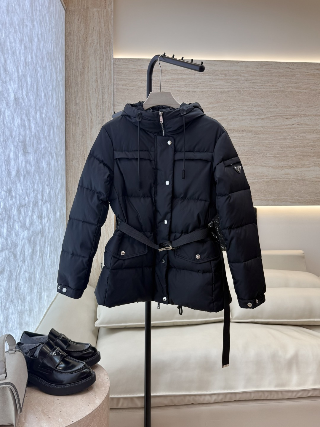 NO:570647,With dust bag P-8516-1# new down jacket Prada triangle standard with belt 90 white goose down short down jacket white khaki black 38-44,,prada,down jacket,alexander wang19860909配防尘袋P-8516-1#新款羽绒服 Prada 三角标 配腰带 90白鹅绒 短款 羽绒服 白色 卡其色 黑色 38-44,,prada,down jacket,alexander wang,Women's clothing