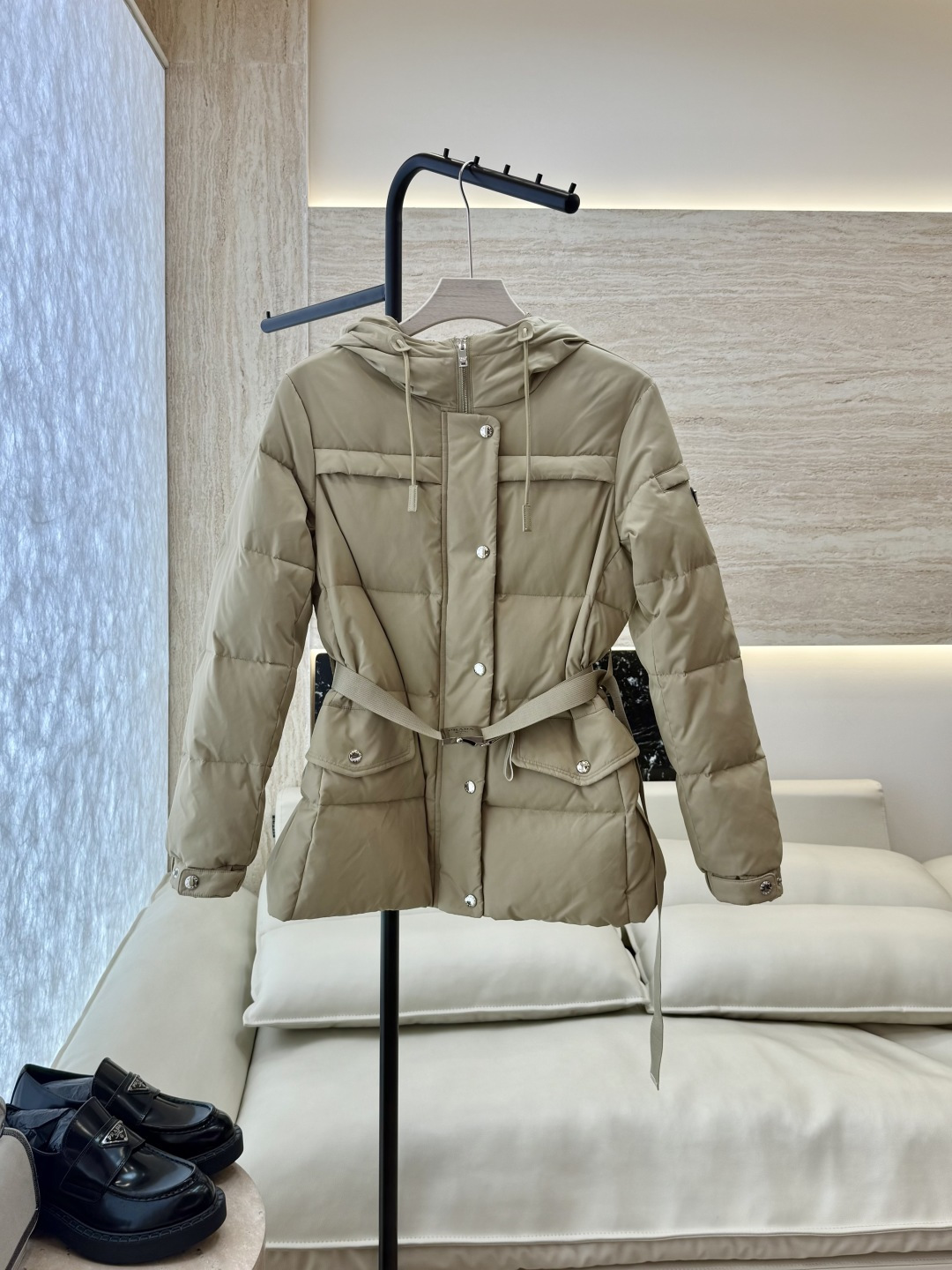 NO:570657,With dust bag P-8516-1# new down jacket Prada triangle standard with belt 90 white goose down short down jacket white khaki black 38-44,,prada,down jacket,alexander wang19860909配防尘袋P-8516-1#新款羽绒服 Prada 三角标 配腰带 90白鹅绒 短款 羽绒服 白色 卡其色 黑色 38-44,,prada,down jacket,alexander wang,Women's clothing