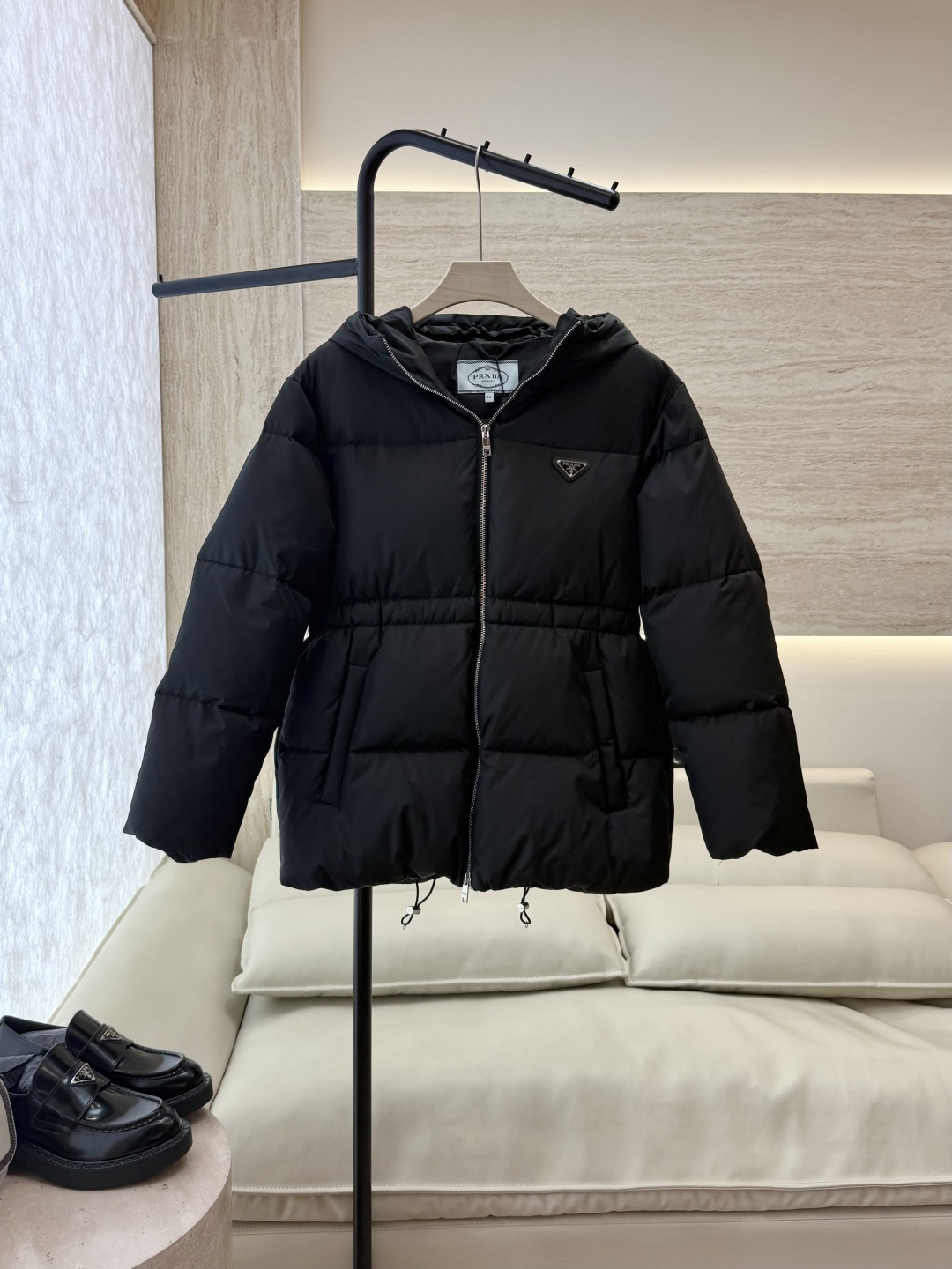 NO:570659,With dust bag P-8512-1# new down jacket Prada triangle logo 90 white goose down short down jacket white khaki black size 38-44,,prada,down jacket,alexander wang19860909配防尘袋P-8512-1#新款羽绒服 Prada 三角标 90白鹅绒 短款 羽绒服 白色 卡其色 黑色 38-44码,,prada,down jacket,alexander wang,Women's clothing