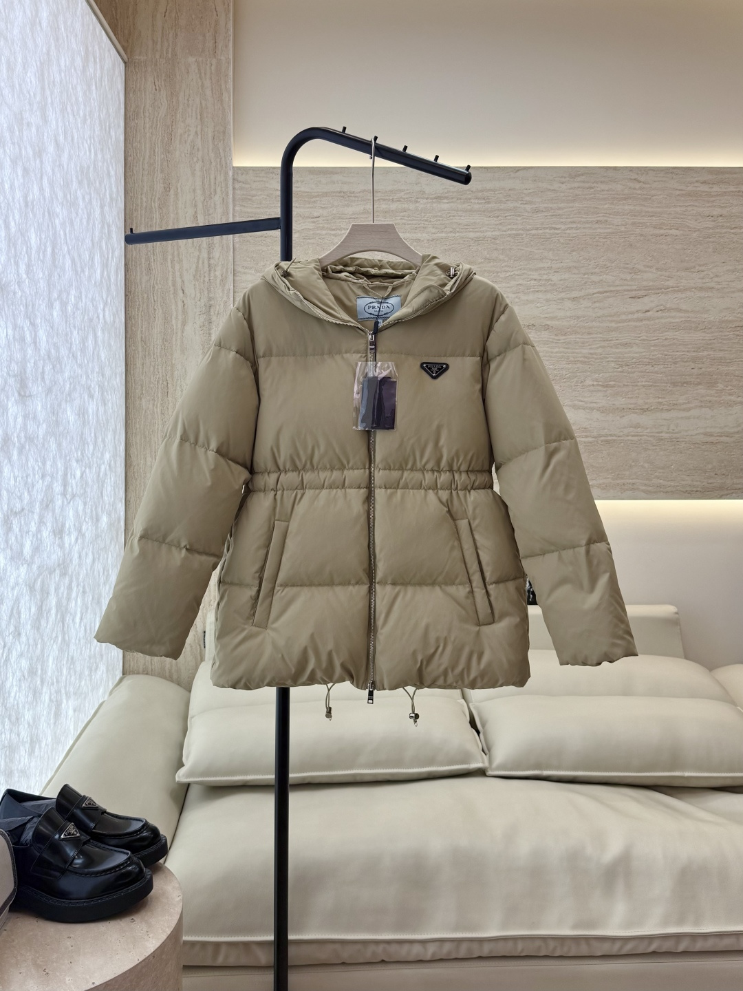 NO:570669,With dust bag P-8512-1# new down jacket Prada triangle logo 90 white goose down short down jacket white khaki black size 38-44,,prada,down jacket,alexander wang19860909配防尘袋P-8512-1#新款羽绒服 Prada 三角标 90白鹅绒 短款 羽绒服 白色 卡其色 黑色 38-44码,,prada,down jacket,alexander wang,Women's clothing
