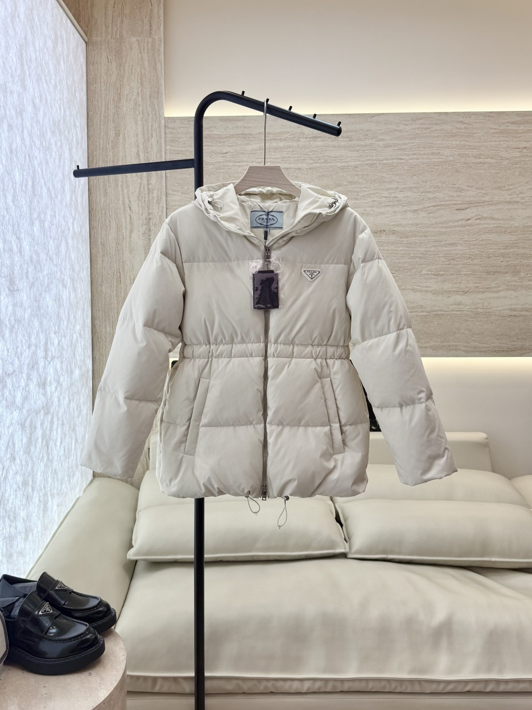NO:570677,With dust bag P-8512-1# new down jacket Prada triangle logo 90 white goose down short down jacket white khaki black size 38-44,,prada,down jacket,alexander wang19860909配防尘袋P-8512-1#新款羽绒服 Prada 三角标 90白鹅绒 短款 羽绒服 白色 卡其色 黑色 38-44码,,prada,down jacket,alexander wang,Women's clothing