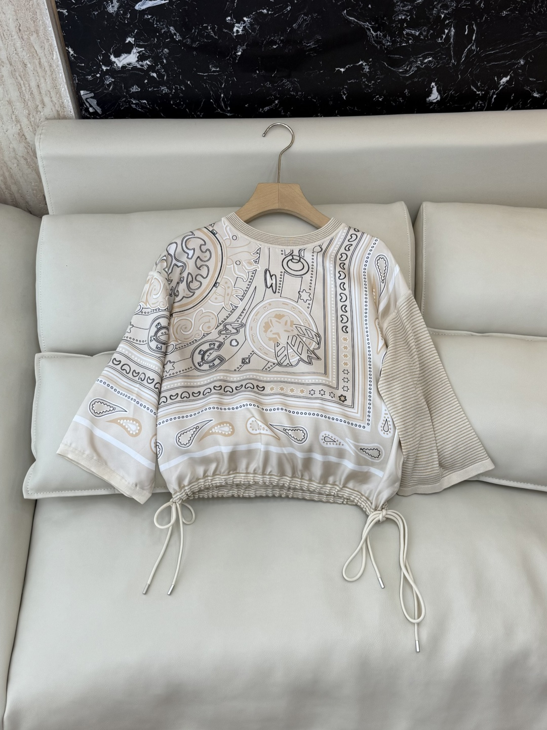 H32592#新款羊毛针织💕H家 爱马仕拼接款 100% 真丝拼接20% 羊毛 圆领套头衫 杏色 蓝色 