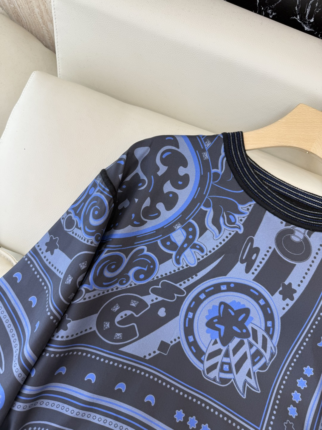 H32592#新款羊毛针织💕H家 爱马仕拼接款 100% 真丝拼接20% 羊毛 圆领套头衫 杏色 蓝色 