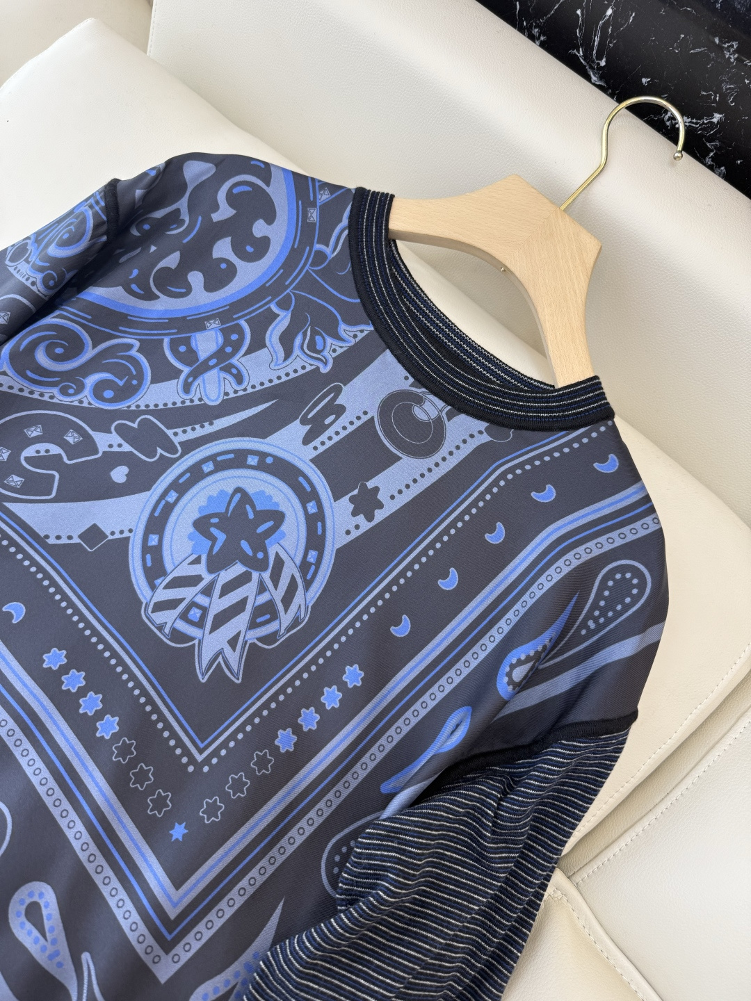 H32592#新款羊毛针织💕H家 爱马仕拼接款 100% 真丝拼接20% 羊毛 圆领套头衫 杏色 蓝色 