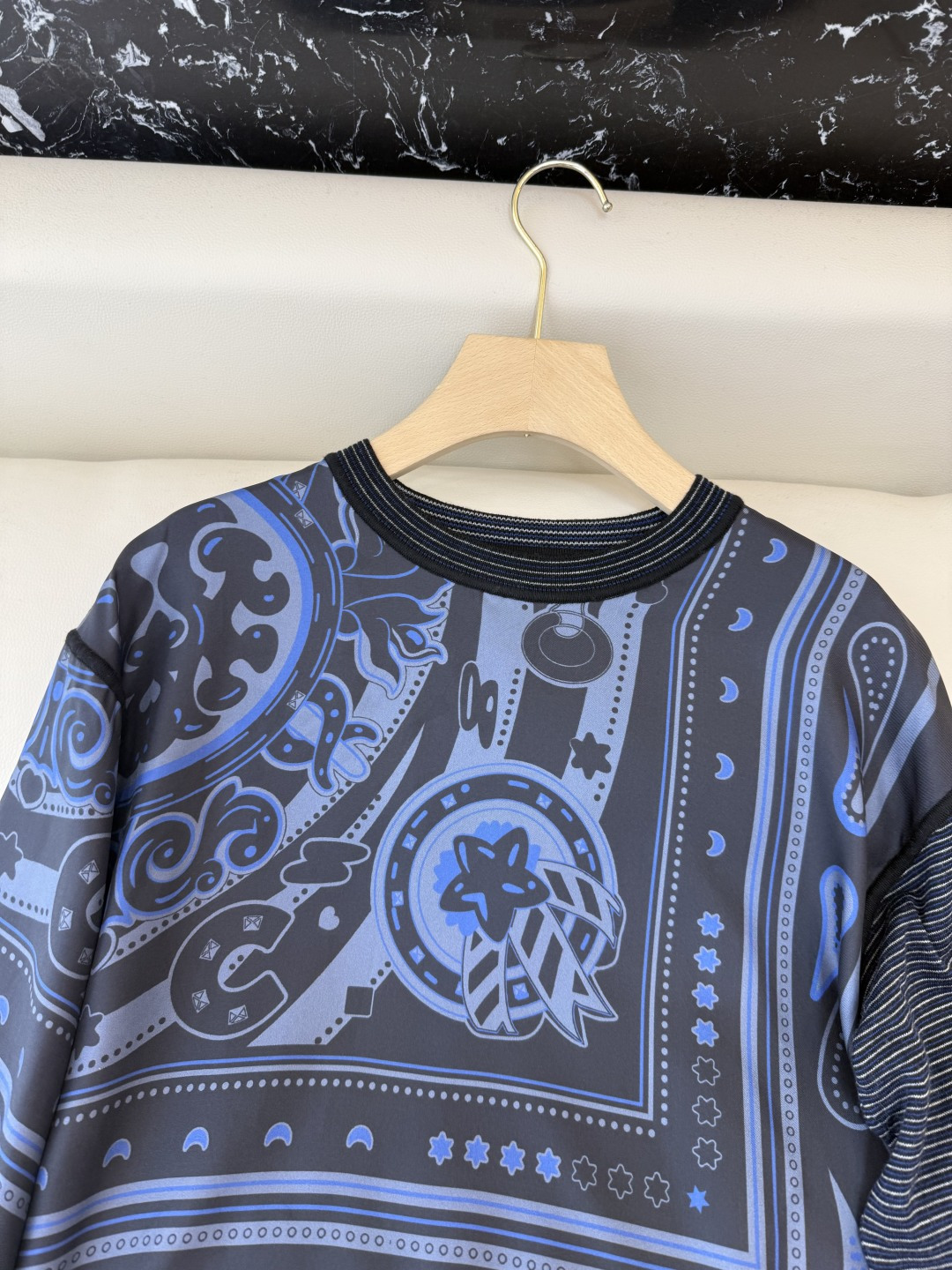 H32592#新款羊毛针织💕H家 爱马仕拼接款 100% 真丝拼接20% 羊毛 圆领套头衫 杏色 蓝色 