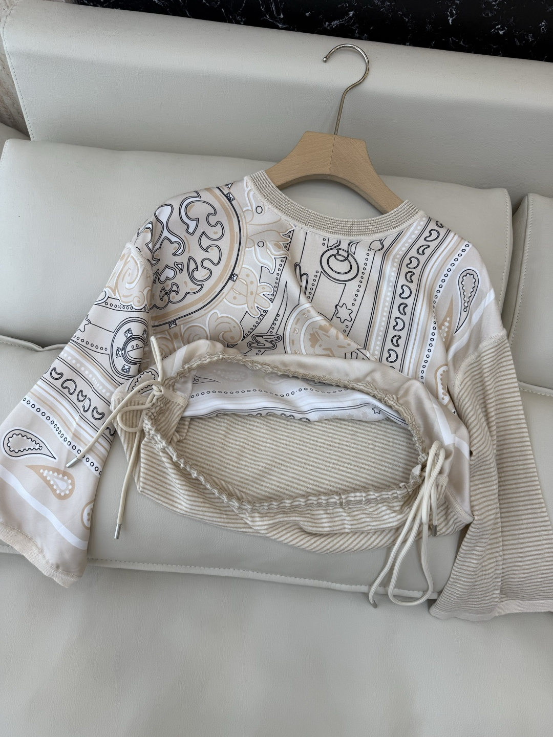 H32592#新款羊毛针织💕H家 爱马仕拼接款 100% 真丝拼接20% 羊毛 圆领套头衫 杏色 蓝色 