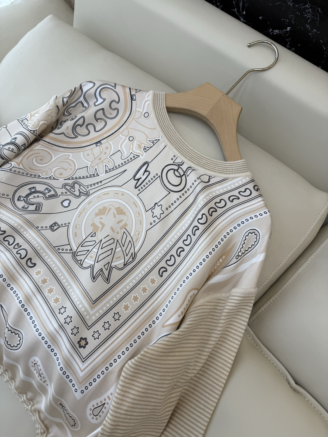 H32592#新款羊毛针织💕H家 爱马仕拼接款 100% 真丝拼接20% 羊毛 圆领套头衫 杏色 蓝色 