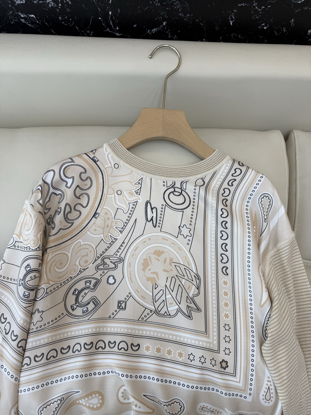 H32592#新款羊毛针织💕H家 爱马仕拼接款 100% 真丝拼接20% 羊毛 圆领套头衫 杏色 蓝色 