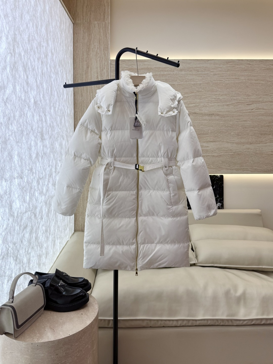 NO:576180,Comes with dust bag 25042# new down jacket, Mon, top version, sheep's hair, gold belt, 90 white duck down, long sleeves, slim down jacket, black white, 1/2/3 size,,Moncler,down jacket,alexander wang19860909配防尘袋25042#新款羽绒服 Mon 蒙口 顶级版 羊卷毛 金色腰带 90 白鸭绒 长袖显瘦 羽绒服 黑色 白色 1/2/3码号,,Moncler,down jacket,alexander wang,Women's clothing