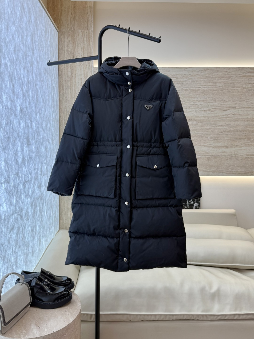 NO:576335,With dust bag P-8518-1# new down jacket Prada triangle logo 90 white goose down long down jacket white khaki black 38-44,,prada,down jacket,alexander wang19860909配防尘袋P-8518-1#新款羽绒服 Prada 三角标 90白鹅绒 长款羽绒服 白色 卡其色 黑色 38-44,,prada,down jacket,alexander wang,Women's clothing
