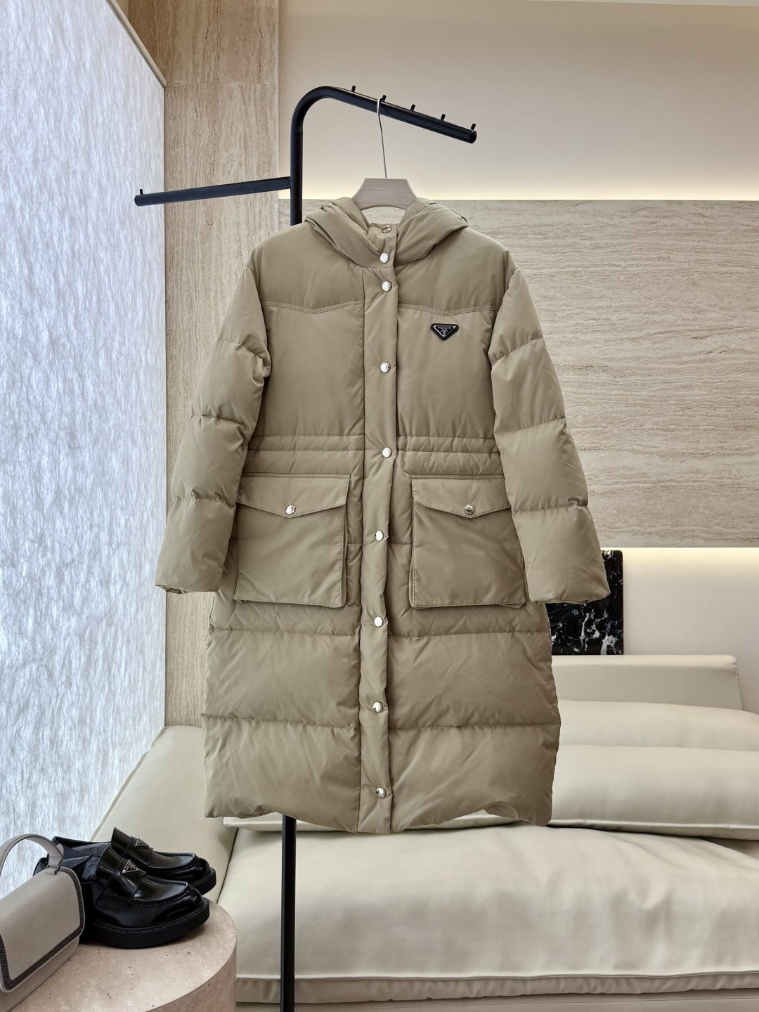 NO:576341,With dust bag P-8518-1# new down jacket Prada triangle logo 90 white goose down long down jacket white khaki black 38-44,,prada,down jacket,alexander wang19860909配防尘袋P-8518-1#新款羽绒服 Prada 三角标 90白鹅绒 长款羽绒服 白色 卡其色 黑色 38-44,,prada,down jacket,alexander wang,Women's clothing