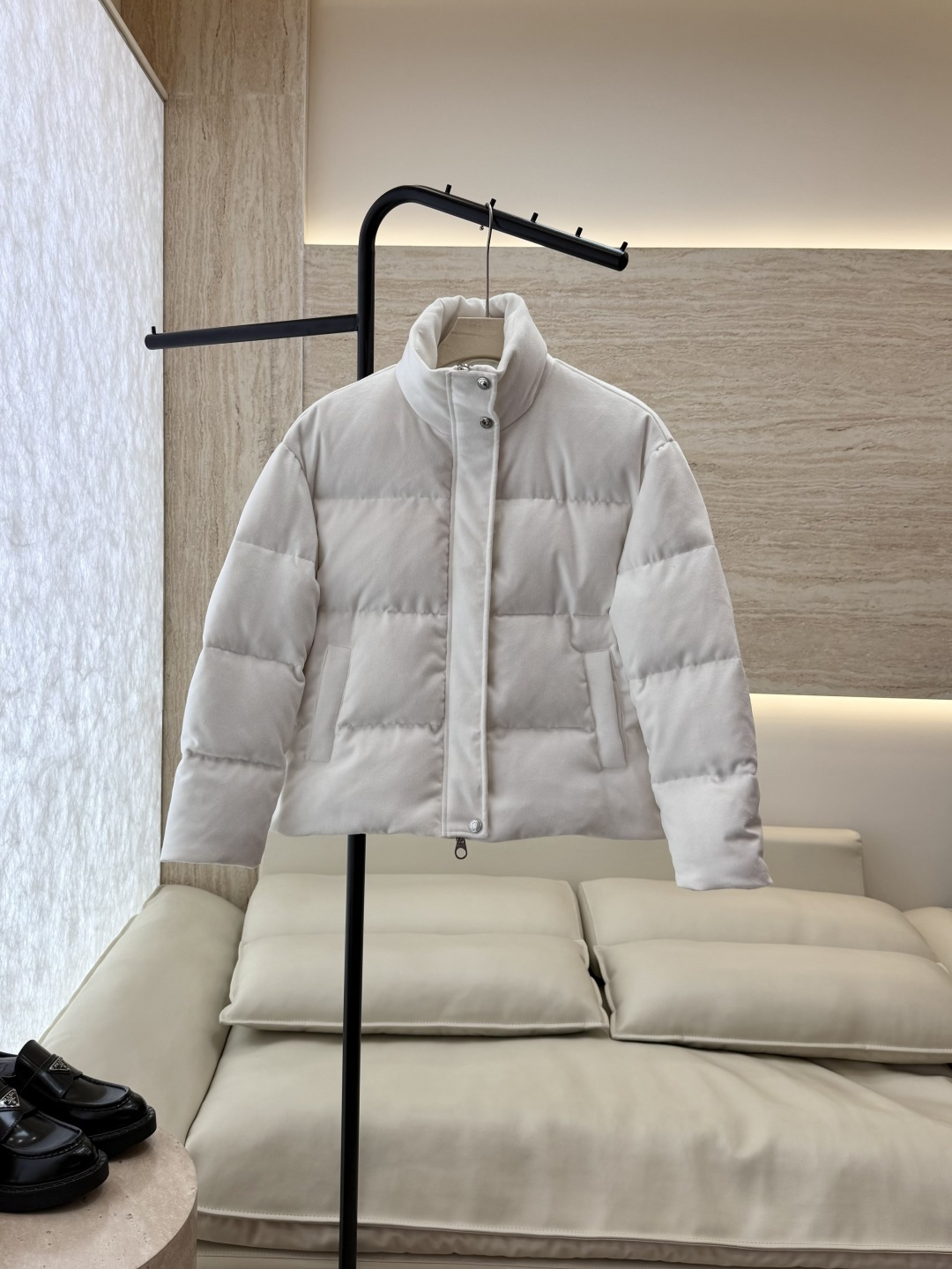NO:578720,With dust bag QGL031# new down jacket L P 10 cashmere 15 wool 90 each inside white duck down short down jacket black white 36/38/40,,down jacket,alexander wang19860909配防尘袋 QGL031#新款羽绒服 L P 10羊绒 15 羊毛 内里各自90 白鸭绒 短款羽绒服 黑色 白色 36/38/40,,down jacket,alexander wang,Women's clothing