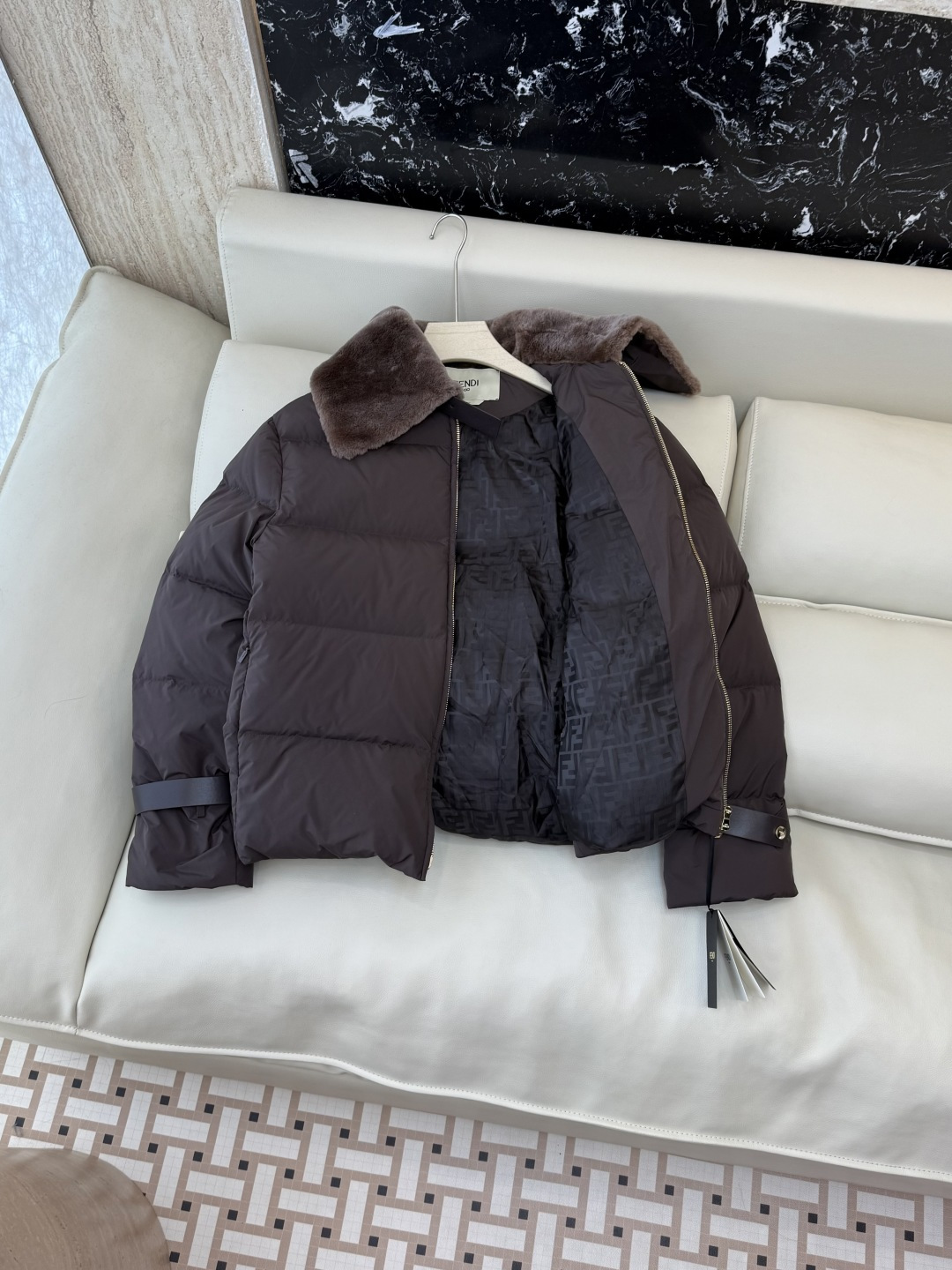 25037#新款羽绒服⚠️🌾 Fendi 进口绵羊毛毛领 皮毛拼接领 90% 白鸭绒 蓬松羽绒服 咖色 白色 SML