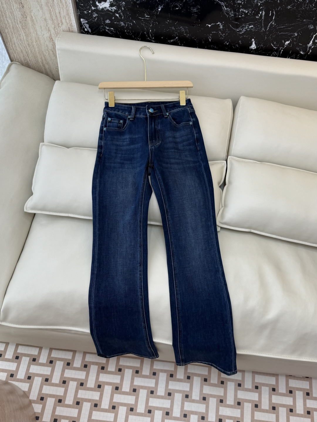 NO:591219,CX0163# New Jeans L V Letter Embroidered Denim Cotton Slim Jeans Blue Black Size 26-30,jeans,alexander wang19860909CX0163#新款牛仔裤 L V 字母绣花 牛仔棉显瘦牛仔裤 蓝色 黑色 26-30码,,jeans,alexander wang,Women's clothing