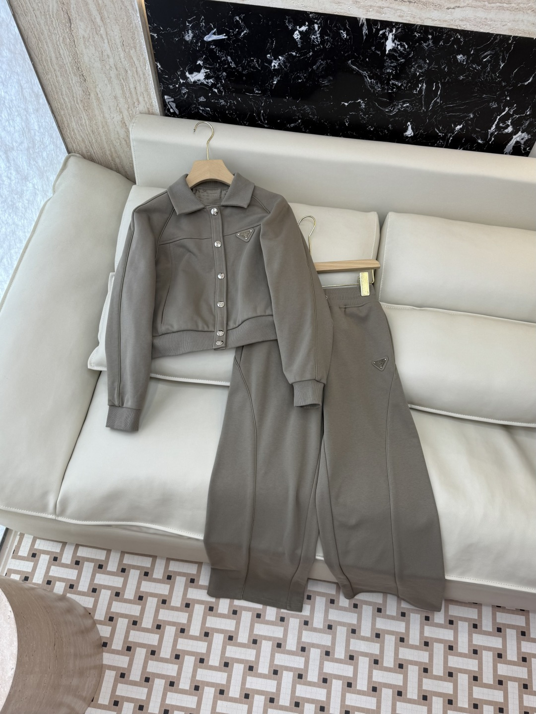 NO:590713,CX0154# New suit Prada triangle logo small lapel jacket and trousers suit khaki black SML,,prada,jackets & coats,alexander wang19860909CX0154#新款套装 Prada 三角标小翻领外套长裤套装 卡其色 黑色 SML,,prada,jackets & coats,alexander wang,Women's clothing