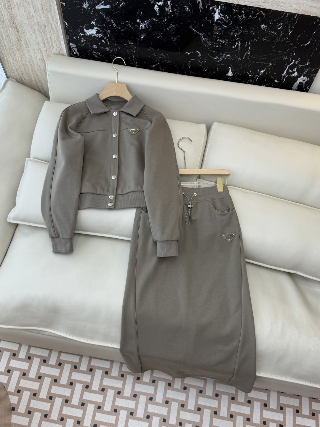 NO:590725,CX0155# New Suit P Prada triangle logo small lapel coat long skirt suit khaki black SML,,prada,skirts,jackets & coats,alexander wang19860909CX0155#新款套装P Prada 三角标小翻领外套长半裙 套装 卡其色 黑色 SML,,prada,skirts,jackets & coats,alexander wang,Women's clothing