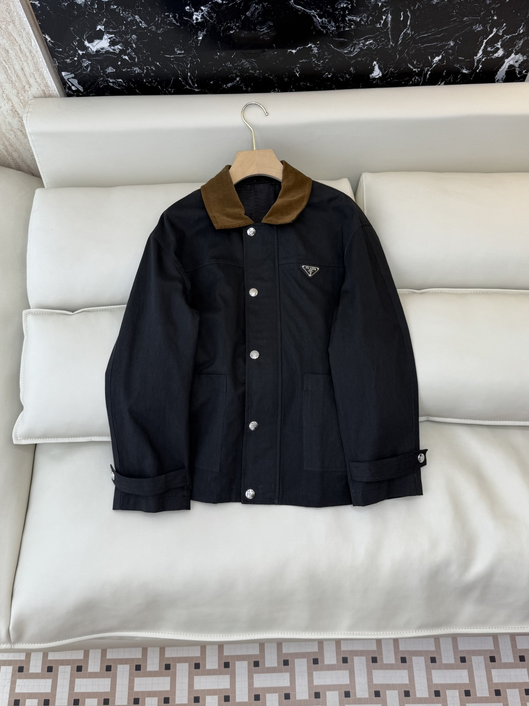 NO:590730,CX0160# New coat Prada triangle logo minimalist style lapel long-sleeved coat black khaki SML,,prada,jackets & coats,alexander wang19860909CX0160#新款外套 Prada 三角标 极简风 翻领 长袖外套 黑色 卡其色 SML,,prada,jackets & coats,alexander wang,Women's clothing