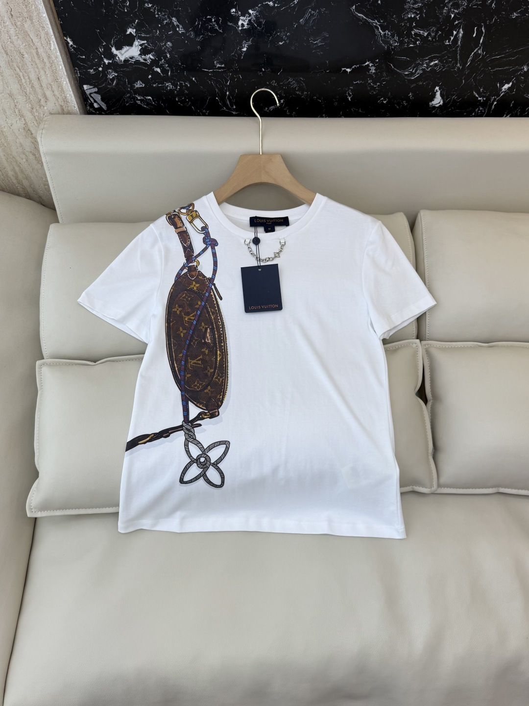 NO:608341,QG0127# New long-sleeved T-shirt LV classic presbyopic letter bag printing short-sleeved T-shirt SML,,louis vuitton,T-shirt,tees,t-shirt,alexander wang19860909QG0127#新款长袖T恤 LV 经典老花字母包包印花 短袖T恤 SML,,louis vuitton,T-shirt,tees，t-shirt,alexander wang,Women's clothing