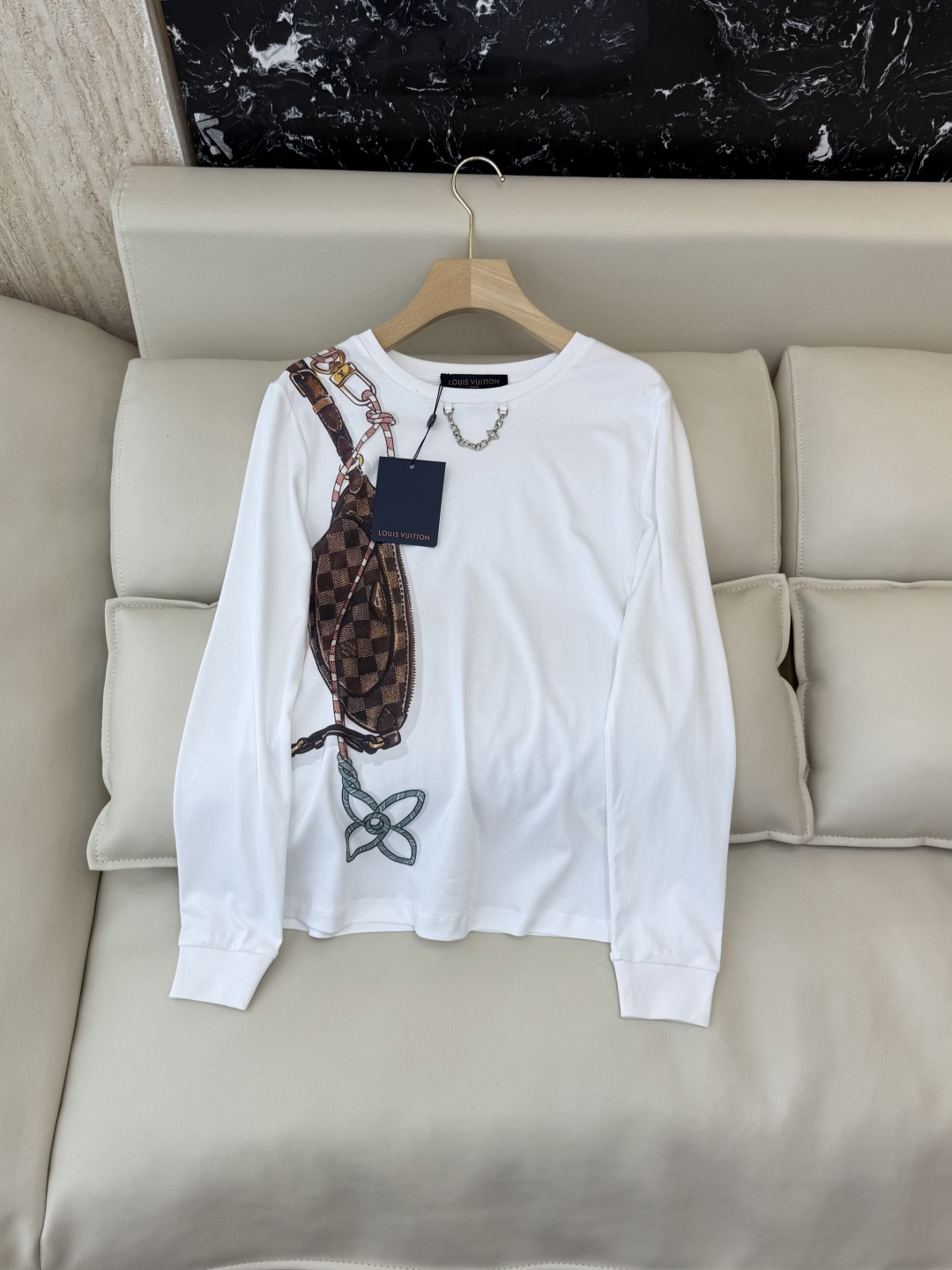 NO:608337,QG0126# New long-sleeved T-shirt LV classic presbyopic letter bag printing long-sleeved T-shirt SML, Louis Vuitton, tees, t-shirt, alexander wang19860909QG0126#新款长袖T恤 LV 经典老花字母包包印花 长袖T恤 SML,,louis vuitton,tees，t-shirt,alexander wang,Women's clothing