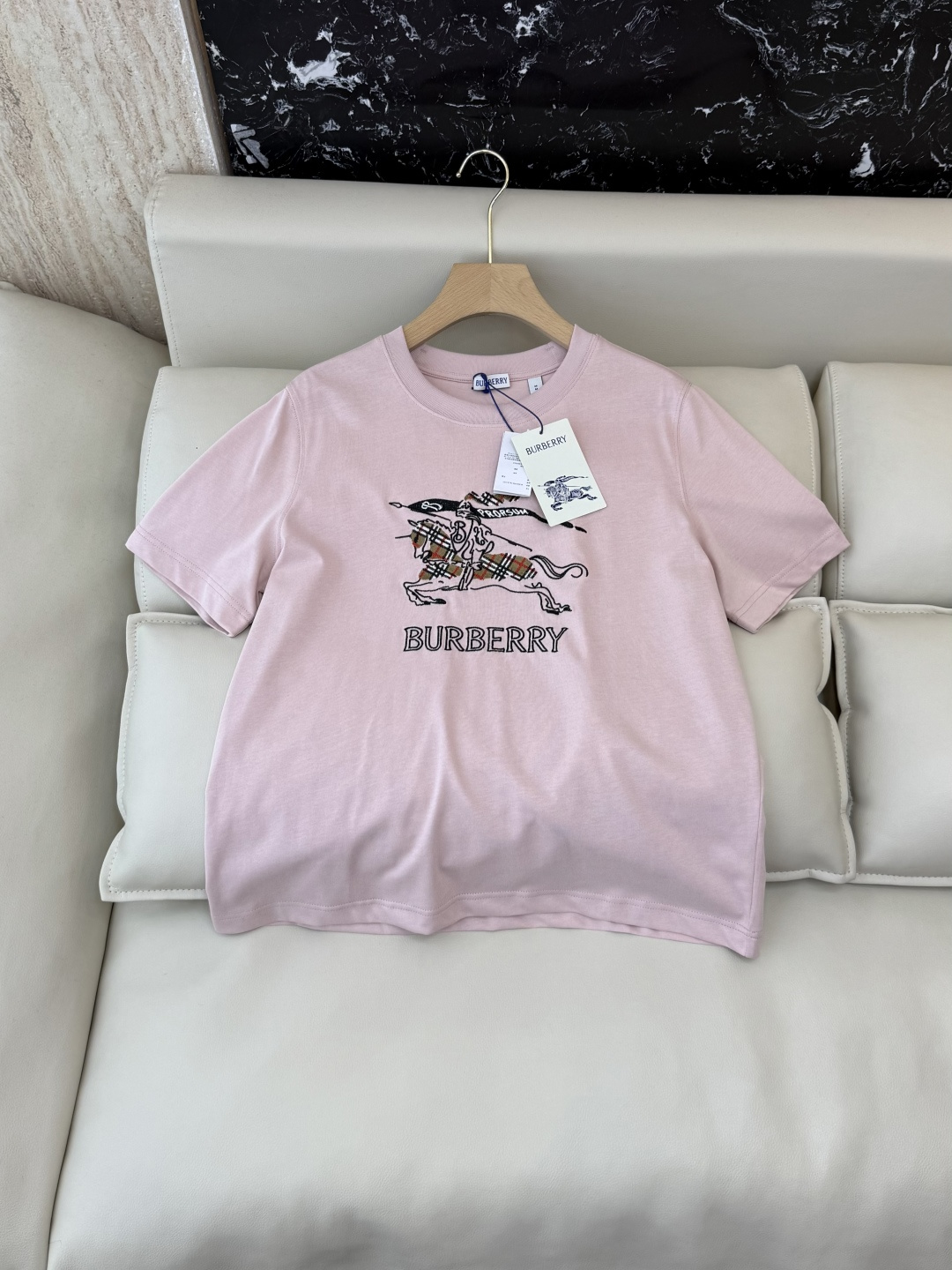 NO:608345,QG0128# New long-sleeved T-shirt P Bur war horse print classic short-sleeved T-shirt white black pink SML,,burberry,T-shirt,tees,t-shirt,alexander wang19860909QG0128#新款长袖T恤P Bur 战马印花 经典款短袖T恤 白色 黑色 粉色 SML,,burberry,T-shirt,tees，t-shirt,alexander wang,Women's clothing