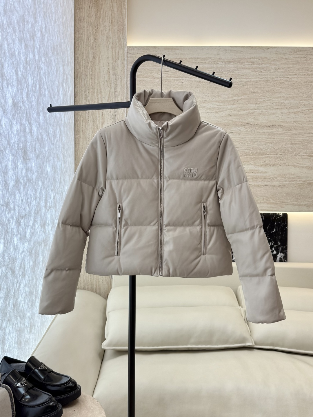 NO:609308,With dust bag Z261# down jacket Miumiu sheepskin stand collar zipper style 90 white duck down down jacket black brown apricot SML,,miumiu,down jacket,sheepskin,alexander wang19860909配防尘袋Z261#羽绒服 Miumiu 羊皮立领拉链款 90 白鸭绒 羽绒服 黑色 咖啡色杏色 SML,,miumiu,down jacket,sheepskin,alexander wang,Women's clothing