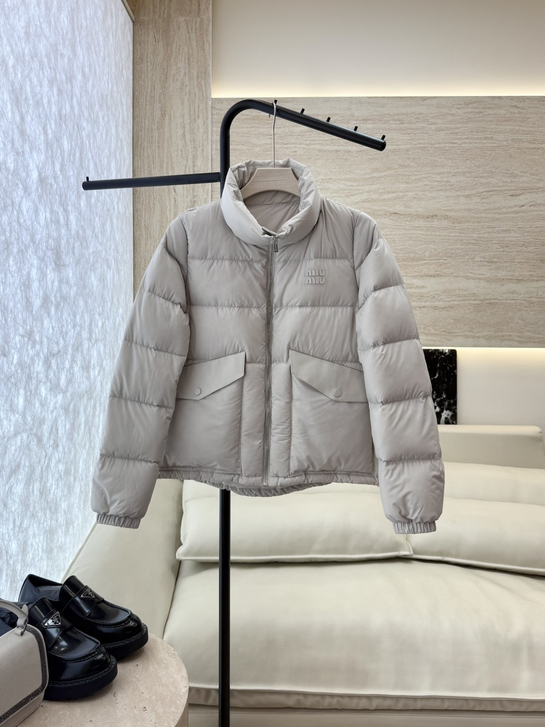 NO:609319,With dust bag Z180# down jacket P Miumiu stand collar zipper style 90 white duck down down jacket black brown apricot SML,,miumiu,down jacket,alexander wang19860909配防尘袋Z180#羽绒服P Miumiu 立领拉链款 90 白鸭绒 羽绒服 黑色 咖啡色 杏色 SML,,miumiu,down jacket,alexander wang,Women's clothing