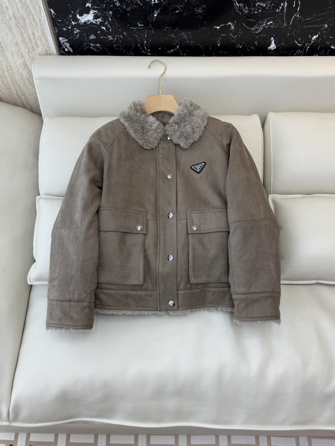 NO:622562,CX0170# New Jacket P PR triangle logo imitation wool fur integrated lapel jacket SML,,jackets & coats,jackets & coats,alexander wang19860909CX0170#新款外套P PR 三角标 仿羊毛皮毛一体 翻领夹克外套 SML,,jackets & coats,jackets & coats,alexander wang,Women's clothing