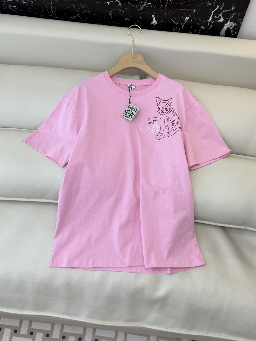 NO:628514,QG0130# New long-sleeved T-shirt Loewe embroidered logo kitten short-sleeved T-shirt pink black SML,,loewe,T-shirt,tees,t-shirt,alexander wang19860909QG0130#新款长袖T恤 Loewe 绣花logo 小猫 短袖T恤 粉色 黑色 SML,,loewe,T-shirt,tees，t-shirt,alexander wang,Women's clothing