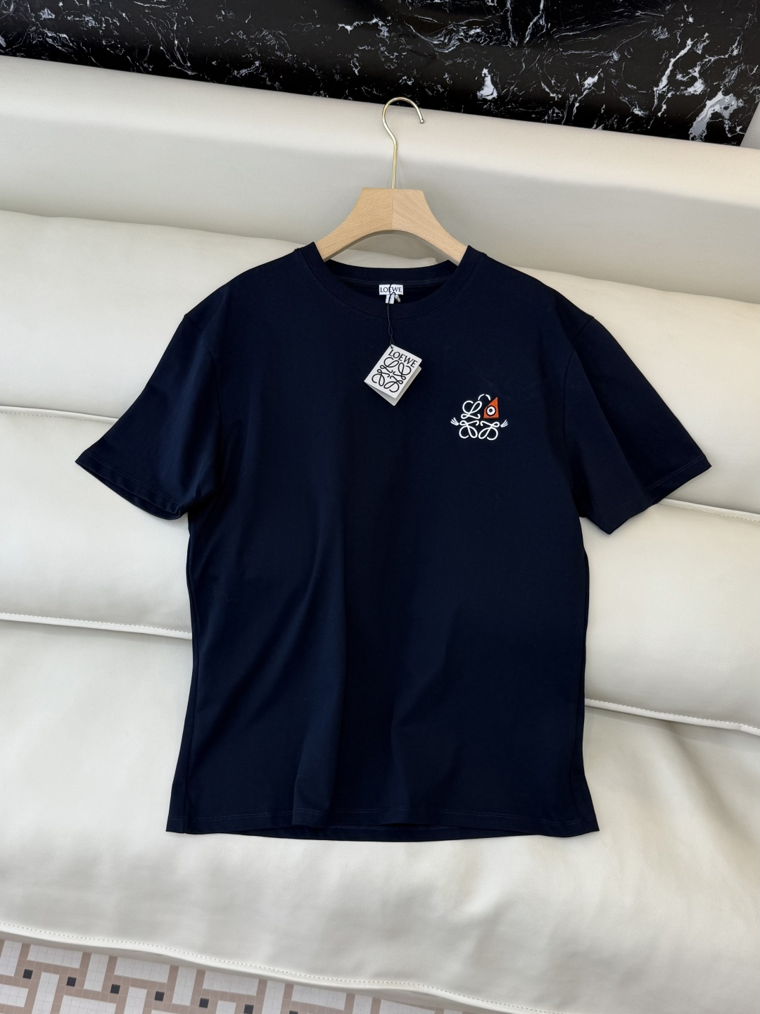 NO:628529,QG0129# New long-sleeved T-shirt P Loewe classic embroidered logo short-sleeved T-shirt white navy SML,,loewe,T-shirt,tees,t-shirt,alexander wang19860909QG0129#新款长袖T恤P Loewe 经典款绣花logo 短袖T恤 白色 藏青色 SML,,loewe,T-shirt,tees，t-shirt,alexander wang,Women's clothing