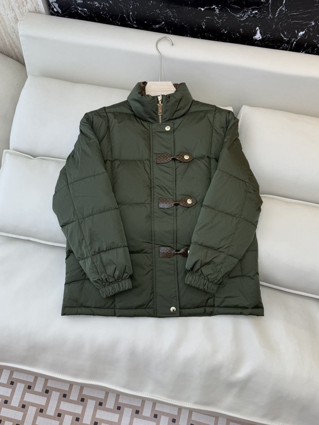 NO:628509,With dust bag WHL023# new down jacket L V top version button zipper down jacket green black gold 36/38/40,,down jacket,alexander wang19860909配防尘袋WHL023#新款羽绒服 L V 顶级版 排扣拉链款羽绒服绿色 黑色 金色 36/38/40,,down jacket,alexander wang,Women's clothing