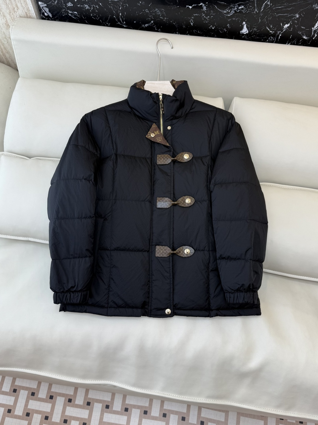 NO:628516,With dust bag WHL023# new down jacket P L V top version button zipper down jacket green black gold 36/38/40,,down jacket,alexander wang19860909配防尘袋WHL023#新款羽绒服P L V 顶级版 排扣拉链款羽绒服绿色 黑色 金色 36/38/40,,down jacket,alexander wang,Women's clothing