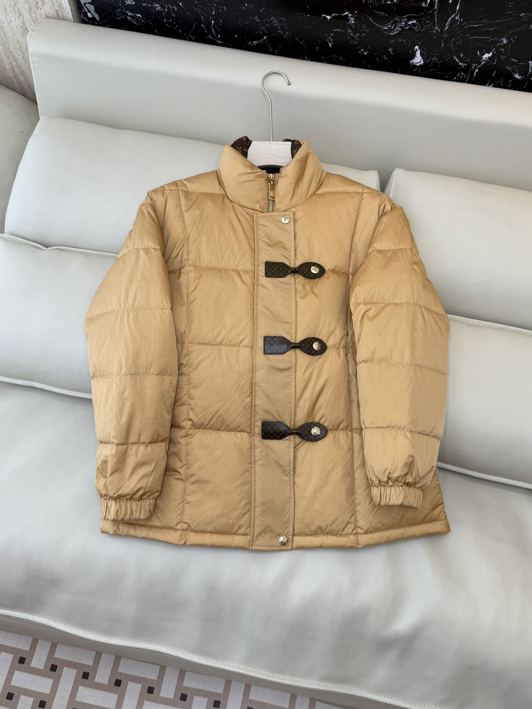 NO:628530,With dust bag WHL023# new down jacket P L V top version button zipper down jacket green black gold 36/38/40,,down jacket,alexander wang19860909配防尘袋WHL023#新款羽绒服P L V 顶级版 排扣拉链款羽绒服绿色 黑色 金色 36/38/40,,down jacket,alexander wang,Women's clothing