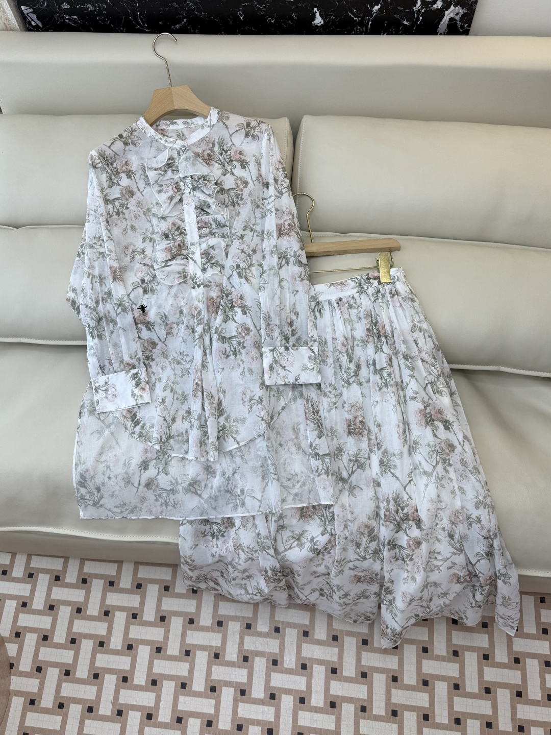 NO:655487,Tops, skirts BS105152# new Dior new floral long shirts, cotton pleated long skirts suits, can be sold separately, 36-42 yards, dior, skirts, shirts, alexander wang19860909上衣 半裙BS105152#新款 Dior 新款花卉长衬衫 棉压褶长半裙 套装 可以拆分卖 36-42 码,,dior,skirts,shirts,alexander wang,Women's clothing